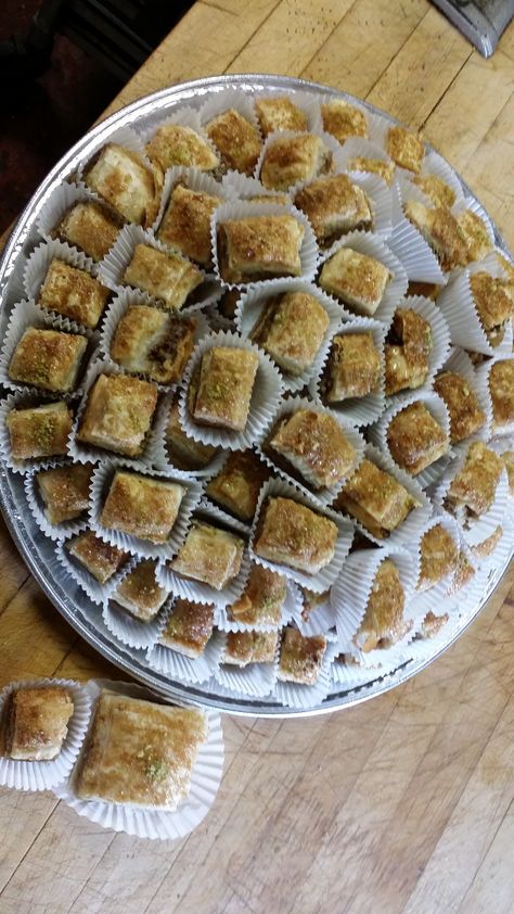 baklava pyramid instead of wedding cake lol Baklava Wedding, Instead Of Wedding Cake, Baklava Dessert, Dessert Wall, Engagement Planning, Goddess Wedding, Catering Table, Phyllo Pastry, Tux Dress