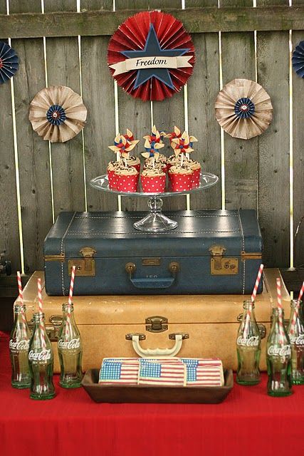 Vintage WWII Fourth of July dessert table Red White And Blue Decorations, 1940s Party, Bolo Vintage, Blue Decorations, American Party, 4th Of July Desserts, Ideas Para Organizar, Patriotic Party, Patriotic Holidays