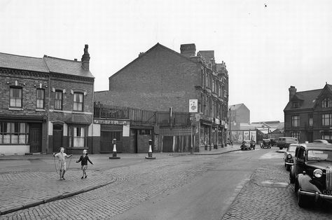 Aston Brook Street with Aston Road ahead on the 9th May 1956. Courtesy of Brewin Books taken from its series of Birmingham Revisited books. Aston Birmingham, Aston Hall, Ireland Places To Visit, Belfast Ireland, Uk City, Birmingham Uk, Birmingham City, Birmingham England, West Midlands