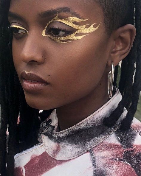 gold flames editorial make up Artsy Eyeliner, Editorial Eyeliner, Mac Makeup Eyeshadow, Best Mac Makeup, Make Up Gold, Dag Make Up, Elegantes Makeup, Mekap Mata, Flot Makeup