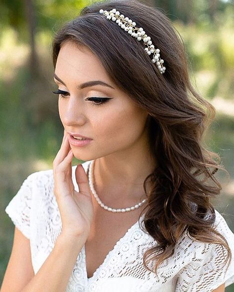 Wedding Hairstyles Headband, Hairstyle With Headband, Hairstyles Headband, Easy Wedding Guest Hairstyles, Bridal Hair Down, Short Hair Bride, Guest Hair, Bride Headband, Simple Wedding Hairstyles