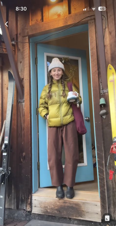 Winter Outdoorsy Outfits, Gardenheir Clogs Outfit, Pnw Street Style, Granola Minimalist Style, Gorpcore Winter Outfit, Scandi Fashion Aesthetic, Granola Dress Outfit, Outdoorsy Winter Outfits, Construction Women Outfit