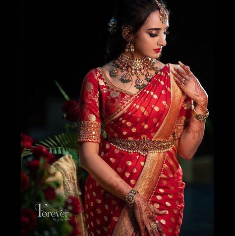 South Indian Bride Jewellery, Best Indian Wedding Dresses, Saree Blouse Styles, Bridal Sarees South Indian, Simple Saree Designs, Wedding Saree Blouse, Indian Bride Outfits, Bride Photoshoot, Traditional Indian Dress