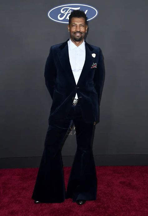 "Black-ish" Star Deon Cole Was Trolled With Anti-Gay Slurs For Wearing Bell-Bottoms On The Red Carpet, And His Response Is Powerful Black Bell Bottom, Black Ish, Handsome Male Models, Disco Era, Velvet Suit, Professional Men, Casual Stylish, Bell Bottom Pants, On The Red Carpet