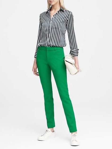 Sloan Skinny-Fit Solid Ankle Pant Green Pants Outfit, Casual Attire For Women, Look Office, Family Picture Outfits, Green Pants, Work Attire, Look Chic, Outfits Casuales, Primavera Estate