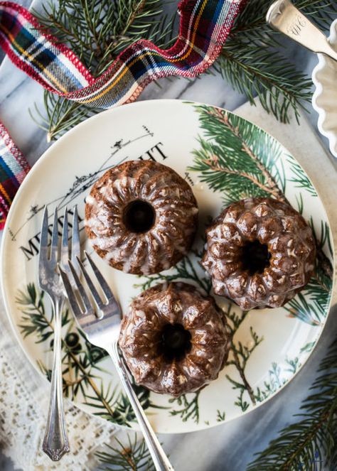 Mini Christmas Desserts, Traditional Christmas Desserts, Healthy Smash Cake, Mini Bundt Cakes Recipes, Desserts Around The World, Easy Bundt Cake, Beach House Kitchen, Delicious Christmas Desserts, Holiday Desserts Table