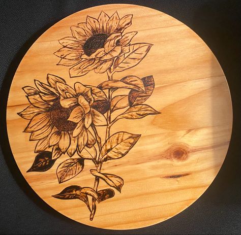 Wood Burn Sunflower, Wood Burned Sunflower, Wood Burning Table Top Design, Wood Burning Fall Ideas, Sunflower Wood Crafts, Sunflower Woodburning, Sunflower Pyrography, Wood Burning Flowers, Sunflower Wood Burning