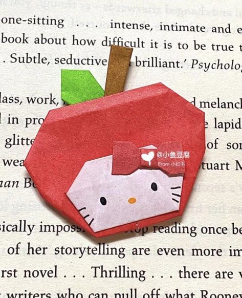 Craft Projects for Kids: Educational and Entertaining DIYs Sanrio Origami, Hello Kitty Origami, Koi Origami, Making Paper Flowers, Kitty Crafts, Hello Kitty Keychain, Art Scrapbook, Origami And Quilling, Kawaii Crafts