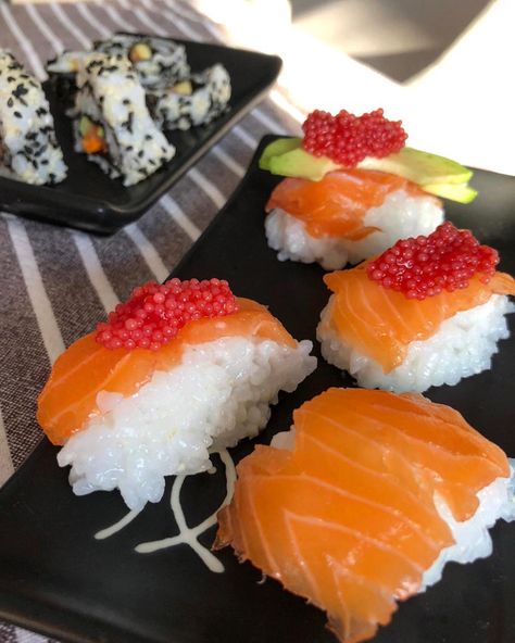 Red Caviar, Salmon Sushi, Sushi Recipes, Ethnic Recipes, Red, Quick Saves