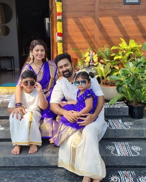 Family Matching Outfits Indian, Sneha Prasanna, Actress Sneha, Family Clothing Sets, Pink Blouse Designs, Mom Daughter Outfits, New Saree Designs, Indian Family, Saree Blouse Neck Designs