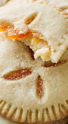 Apricot Sugar Cookie Pies Filled with Apricot Preserves Cookie Pies, Apricot Preserves, Apricot Recipes, Nice Recipes, Filled Cookies, Cookie Pie, Köstliche Desserts, Cookies Recipes Christmas, Mini Desserts