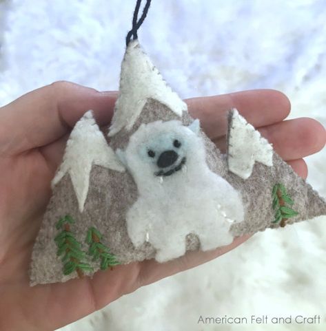 Free pattern: Yeti Christmas Ornament Christmas Diy Felt, Yeti Christmas, Felt Ornaments Diy, Felt Crafts Christmas, Christmas Craft Projects, Felt Ornament, Ornament Pattern, Diy Felt, Christmas Ornament Pattern