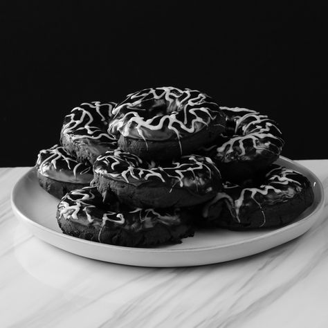 Donut be an idiot, book your tickets to see Venom now! In the meantime check out how we used activated charcoal to give these donuts a mirror glaze as black as Venom! Black Dessert, Chocolate Lava Cake, Mirror Glaze, Tasty Videos, Black Food, Chocolate Donuts, Lava Cakes, Jambalaya, Donut Recipes