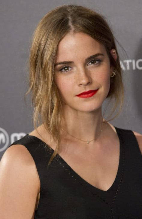 10 Emma Watson Hairstyles Ranked From Worst To Best – Page 4 – Fame10 Emma Watson Curly Hair, Emma Watson Hairstyles, Emma Watson Hair Color, Harry Potter Premiere, Cropped Pixie, Emma Watson Hair, The Deathly Hallows, Blonde Hair Looks, Deathly Hallows