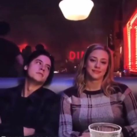 Riverdale Betty And Jughead, Lili Reinhart And Cole Sprouse, Riverdale Cw, Cole Sprouse Jughead, Riverdale Betty, Riverdale Cole Sprouse, Bughead Riverdale, Riverdale Aesthetic, Riverdale Funny