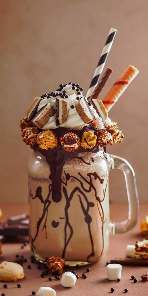 Milkshake Photography, Milkshake With Ice Cream, Ice Cream Milkshake, Combos Snacks, Milkshake Glasses, Crazy Shakes, Popcorn Cookies, Best Milkshakes, Sweet Popcorn