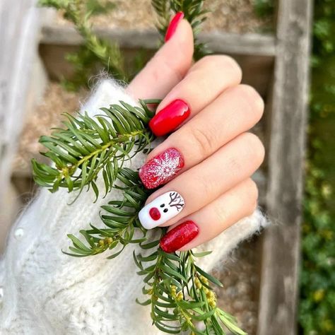 15 Red Elegant Christmas Nails For Brides-To-Be Elegant Holiday Nails, Elegant Christmas Nails, Red Wedding Nails, Nails New Years, Simple Wedding Nails, New Years Nails, Wedding Nail Art Design, Red Christmas Nails, Festive Nail Art