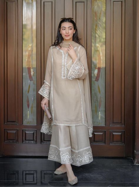 Salwar Suit Outfits For Women, Rakhi Suit Designs, Simple Wedding Wear, Casual Pakistani Suits, Casual Suits Women Indian, Eid Dress Designs Ideas 2024, White Ethnic Wear, Eid Dress Designs Ideas, Trendy Suit Designs