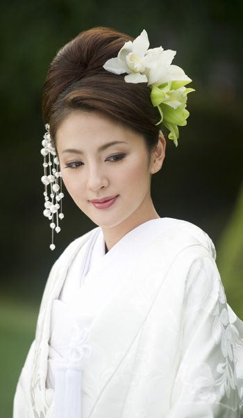 Japanese Bride, Geisha Hair, Japanese Costume, Wedding Kimono, Japanese Hairstyle, Japanese Outfits, Hair Ornaments, Japanese Women, Bride Hairstyles