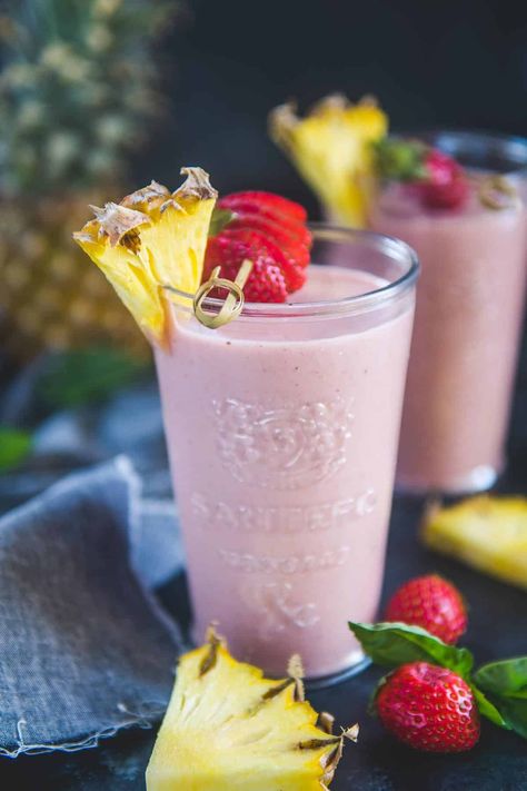 Smoothie Recipes With Bananas, Tropical Smoothie Cafe Recipes, Banana Pineapple Smoothie, Recipes With Bananas, Strawberry Pineapple Smoothie, Pineapple Banana Smoothie, Smoothie Without Yogurt, Pineapple Smoothie Recipes, Tropical Smoothie Cafe