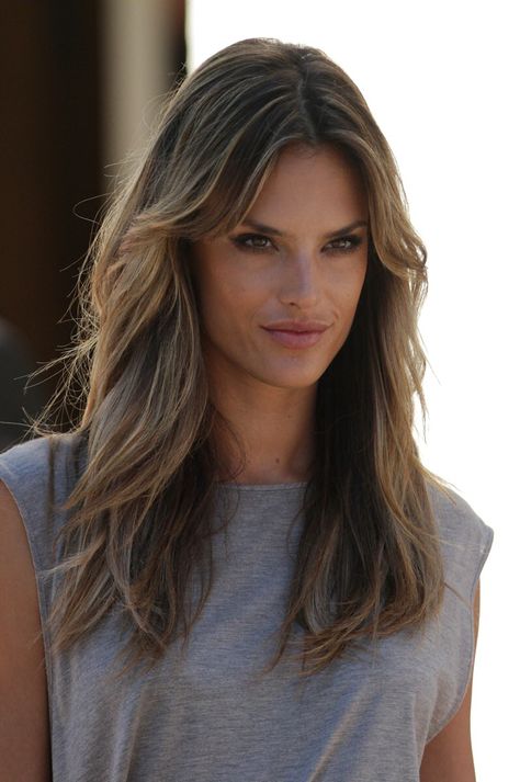 Alessandra Ambrosio Hairstyles For Fat Faces, Round Face Haircuts, Hair St, Haircuts For Long Hair, Alessandra Ambrosio, Diet Keto, Hairstyles For Round Faces, Face Hair, Long Hair Cuts