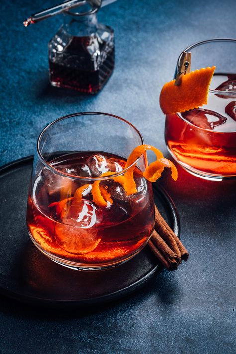 Negroni Cocktail Photography, Negroni Photography, Good Mixed Alcoholic Drinks, Mixed Alcoholic Drinks, Alcholic Drink Aesthetic, Simple Mixed Drinks, Fun Alcoholic Drinks, Alcoholic Drinks Aesthetic, Alcholic Drink