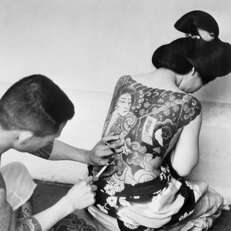 vintage Japanese irezumi (tattoo) Yakuza Style Tattoo, Tatuajes Irezumi, Tebori Tattoo, Toe Tattoos, Yakuza Tattoo, Traditional Japanese Tattoos, Irezumi Tattoos, Ellen Von Unwerth, Painted Ladies