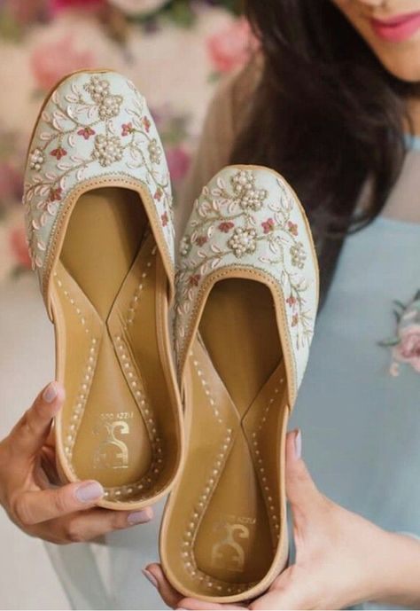 Kussa Shoes, Punjabi Juti, Punjabi Shoes, Pakistani Khussa, Pakistani Shoes, Indian Shoes, Shoes Aesthetic, Punjabi Jutti, Queen Outfit