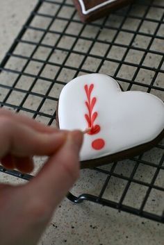 بيتي فور, Chocolate Sugar Cookie Recipe, Cookies Cupcake, Heart Sugar Cookie, Chocolate Sugar Cookies, Valentines Day Cookies, Cookie Icing, Heart Cookies, Valentine Cookies