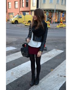 Tights with skirt n leather jacket Stile Preppy, Mode Glamour, Rok Mini, Burgundy Skirt, Skirt Outfits Fall, Tokyo Street Fashion, Winter Skirt Outfit, Estilo Rock, Desperate Housewives