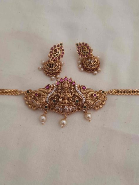 10 Grams Gold Choker Designs, Lakshmi Choker Necklace, Simple Choker Gold Indian, Gold Choker Necklace Indian Simple, Nakshi Choker Designs, Simple Antique Necklace Gold, Gold Chockers, Choker Necklace Designs Gold Indian, Gold Choker Necklace Indian