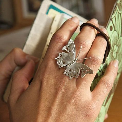 Hayle Cornwall, Afro Jewelry, Jewelry Design Inspiration, Bagan, Jewelry Fashion Trends, Butterfly Ring, Band Jewelry, Butterfly Jewelry, Lovely Jewellery