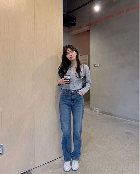 Outfit Ngampus, Straight Jeans Outfit, Ootd Korean Style, Jeans Korean, Outfit Korean Style, Casual College Outfits, Korean Casual Outfits, Korean Fashion Dress, Korean Girl Fashion