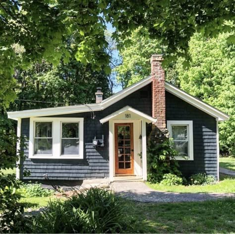 Small Cabin In The Woods, Cottage Tiny House, Bungalow Exterior, Old Cottage, Cabins And Cottages, House Goals, Dream House Plans, Pretty House, Cozy Cottage