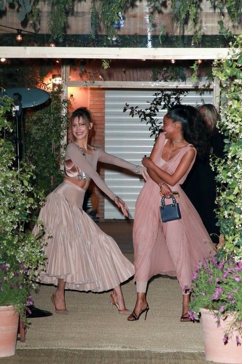 Bella Hadid Bridesmaid, Hadid Family, Bsf Pics, Baby Bells, Bella Hadid Outfits, Angel Girl, New Year's Eve Party, Stylish Party Dresses, The Embrace