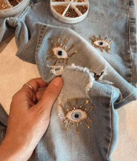 Beads On Jeans Diy, Embroidery Inspiration Jeans, Jean Jacket Embroidery, Custom Jeans Diy, Eye Embroidery, Jeans With Patches, Art Perle, Mode Hippie, Diy Embroidery Designs