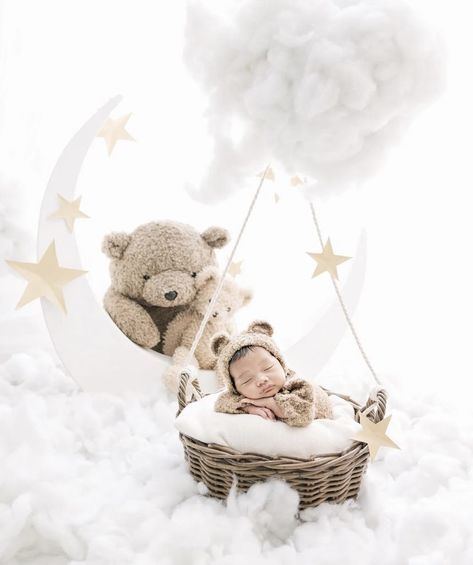 Newborn Photography Cloud Theme, Clouds Newborn Photography, New Borned Baby Boy, Newborn Photoshoot Ideas Boy, Newborn Baby Boy Photoshoot, Newborn Baby Poses, Newborn Photoshoot Ideas, Photo Bb, Diy Newborn Photography