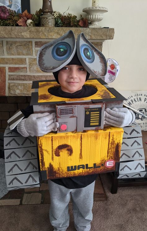 Diy WALL-E costume Creative Diy Halloween Costumes, Wall E Costume, Creative Halloween Costumes Diy, Halloween Outdoor Decoration, Diy Haunted House Props, Robot Costumes, Diy Halloween Games, Costume Works, Diy Costumes Kids