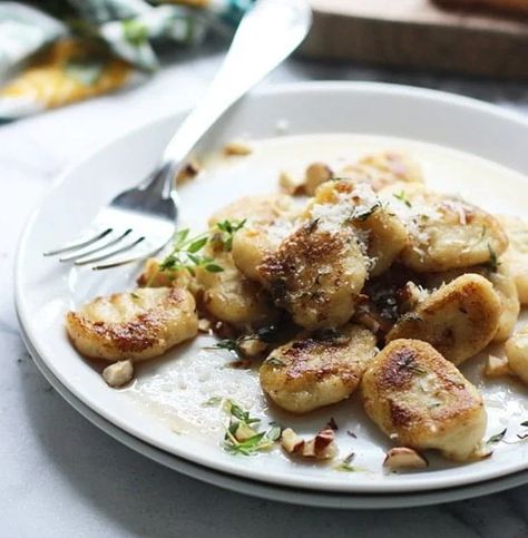 Crispy Gnocchi with Brown Butter, Thyme and Toasted Hazelnuts Crispy Gnocchi, Making Gnocchi, Slow Cooked Pork, Homemade Gnocchi, Gnocchi Recipes, Cheese Serving, Brown Butter, Tortellini, Gnocchi