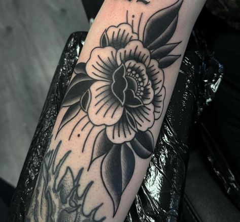 Wrapping Flower Tattoo, Long Cover Up Tattoos, Old School Peony Tattoo, Traditional Thigh Piece, Dark Coverup Tattoo Ideas, Egyptian Flower Tattoo, Black And Gray Traditional Tattoos, Sternum Tattoo Traditional, American Traditional Black And Grey