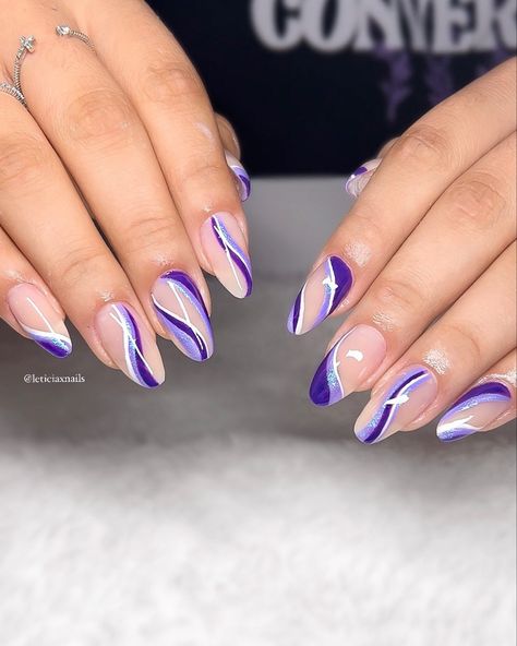 Nail Art With Swirls, Swirl Line Nail Designs, Purple Line Nail Designs, Purple And Silver Swirl Nails, Purple Swirls Nails, Fingernail Designs For Work, Short Acrylic Nails Designs Purple, Purple Line Nails, Swirl Nail Art Designs