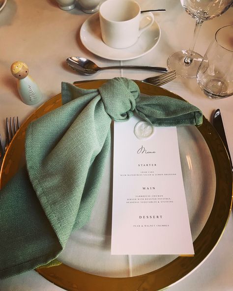 Knotted Napkins Wedding, Napkin Styles Wedding, Knotted Napkin Wedding, Green Napkins Wedding Place Settings, Sage Napkins Wedding, Knot Napkin Fold Wedding, Knotted Napkin Place Setting, Green Napkins Wedding, Green Wedding Napkins