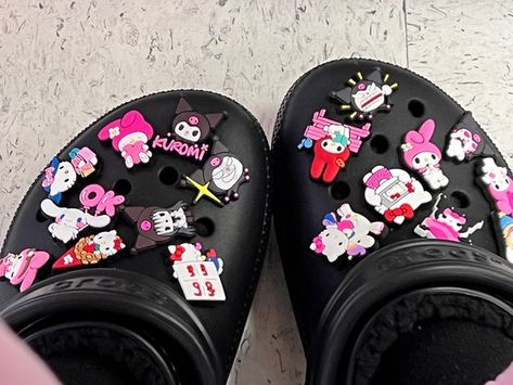 Hello Kitty Crocs Jibbitz, Hello Kitty Crocs Aesthetic, Black Crocs With Hello Kitty Charms, Hello Kitty Crocs Charms, Crocs With Hello Kitty Charms, Crocs Inspo Charms, Kuromi Crocs, Cute Black Crocs, Black Crocs Aesthetic