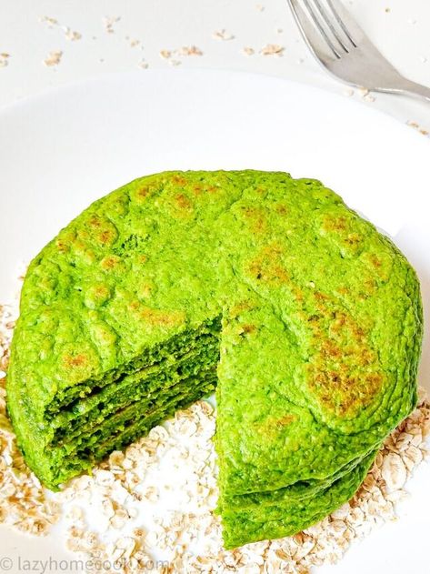 These pancakes are made of healthy oats and vitamin-filled spinach. Spinach Oatmeal, Spinach Recipes Healthy, Healthy Oats, Spinach Pancakes, Egg Pancake, Spinach Egg, Oatmeal Pancakes, Pancakes Healthy, Spinach Recipes