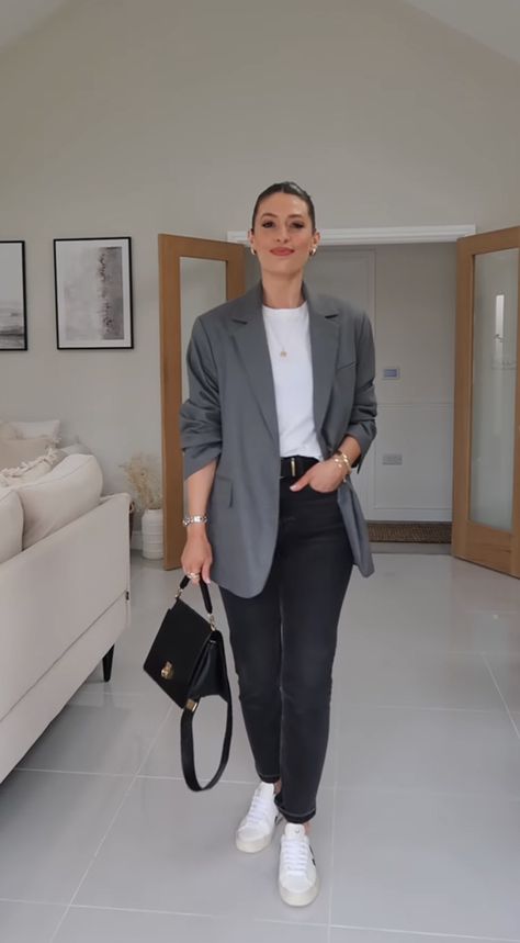 Basic Smart Casual Work Outfits, Human Resources Outfit Style, Gray Blazer Outfit Women Casual, Grey Blazer Outfit Casual, Grey Blazer Outfits For Women, Grey Blazer Outfit Work, Grey Blazer Women Outfit, Gray Blazer Outfit, Gray Blazer Outfit Women