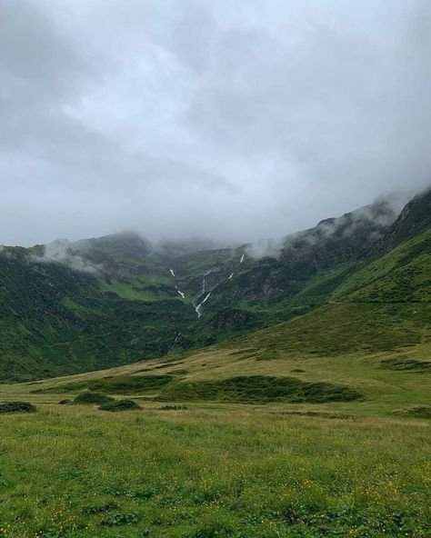 Dnd Landscape, Field With Mountains, Grass Mountain, Mountain Aesthetic, Grass Background, Mountain Images, Green Ground, Green Mountains, Scenery Photography