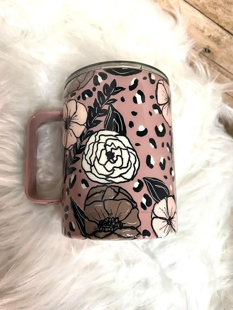 Hand Painted Tumblers, Coffee Tumbler Ideas, Painted Tumblers, Pen Ideas, Coffee Tumblers, Epoxy Cups, Random Crafts, Epoxy Tumbler, Diy Shirts