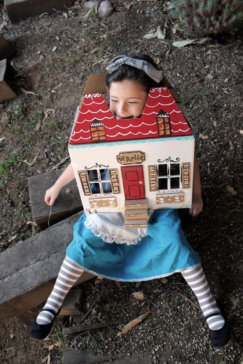 Halloween Costume - Alice in Wonderland Diy Fantasia, Children's Book Characters, Alice Costume, Clever Halloween, Clever Halloween Costumes, Alice In Wonderland Costume, Diy Costumes Kids, Diy Halloween Costumes For Kids, Wonderland Costumes