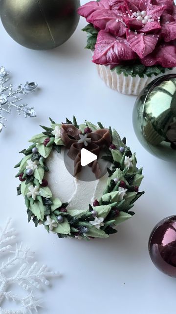 Rachelles on Instagram: "LITTLE WREATHS

So here’s a little Christmas wreath my way. I made my own wreath this Christmas with foliage from my garden.
I loved making it so much…. So I thought when I piped my little wreaths from buttercream I’d do it like I was adding different little bits of foliage too!
Anyway here it is… not overly bling and with a nice little rustic ribbon as that’s just how I like it.
Hope you like it too.
Merry Christmas
Rachel x
.

.

.
#christmas
#christmaswreath
#ediblewreath
#cupcakes
#seasonalcakes
#christmascakes
#pipingskills
#pipedflowers
#floralpiping
#edibleart
#cakemasters
#buttercreamflowers
#trending
#weddingcupcakes
#love
#reels
#icing
#tutorials 
#cakemaker
#trendingreels" Wreath Cupcakes Pull Apart, Christmas Wreath Cake Ideas, Christmas Flower Cupcakes, Christmas Wreath Cupcakes, Christmas Bake Off, Edible Wreath, Icing Tutorials, Cupcake Wreath, Easy Christmas Cake Recipe