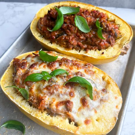 Loaded Spaghetti Squash with Meat Sauce - Mck Wellness Ground Beef Spaghetti Sauce, Spaghetti Squash Boats, Spaghetti Squash Boat, Squash Boats, Stuffed Spaghetti Squash, Baked Spaghetti Squash, Spaghetti Squash Recipes, Low Carb Dinner, Squash Recipes